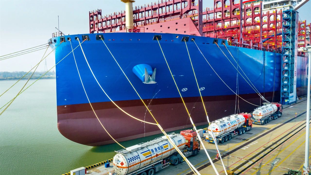 COSCO SHIPPING Pioneers with the Nation’s First Initiative of Methanol Refueling for Large Dual-Fuel Container Ship